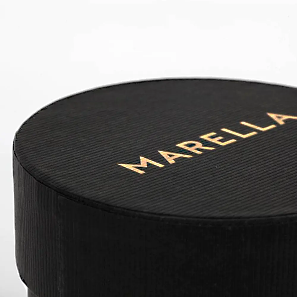 Logo hatbox in shiny gold - Seven Group