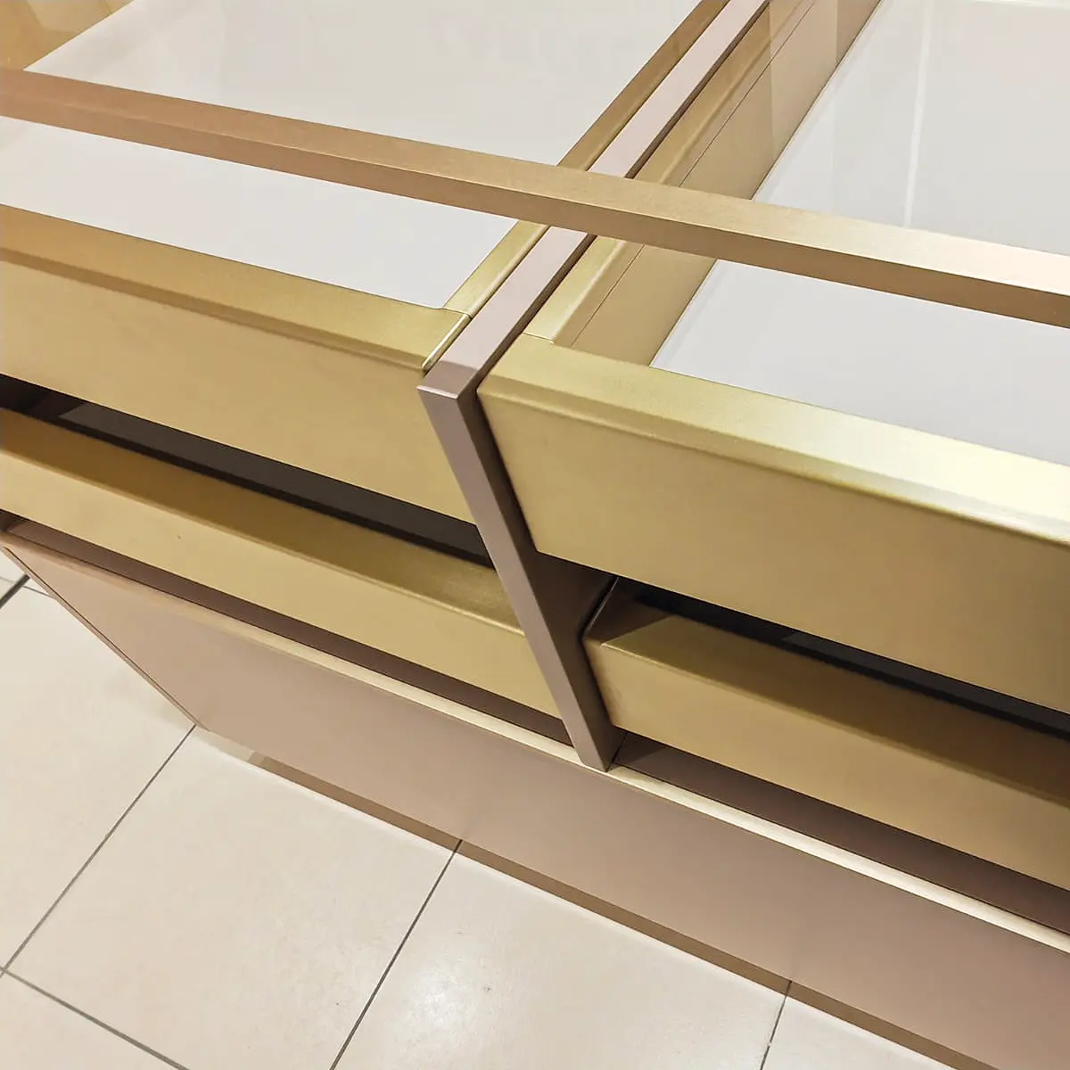 Cassettiera con particolari in ottone - Seven Group