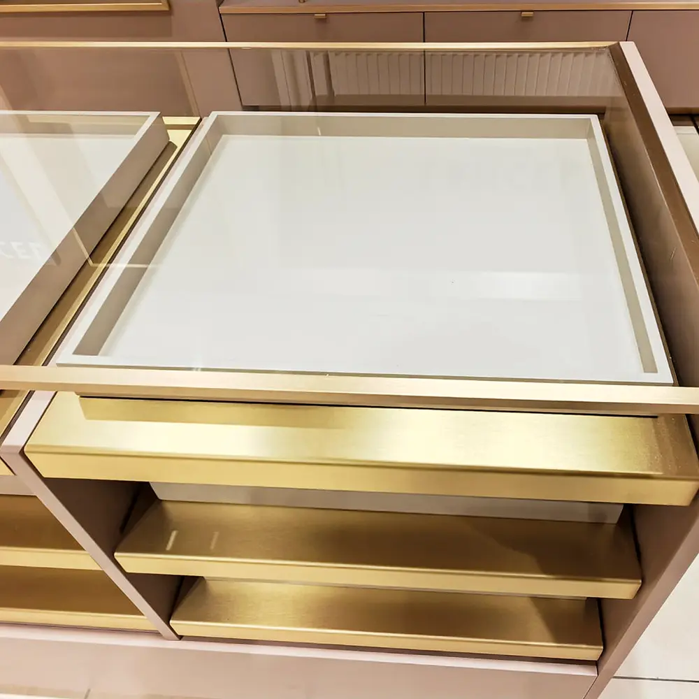Cassettiera con particolari in ottone - Seven Group